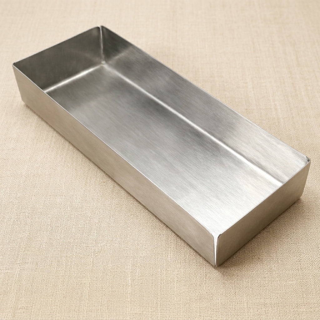 Close-up showing the anti-magnetic stainless steel charcoal block support, 120 x 50 mm