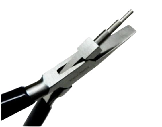 Close-up of the parallel-action jaws of the 3-step wire wrapping pliers for jewellery making