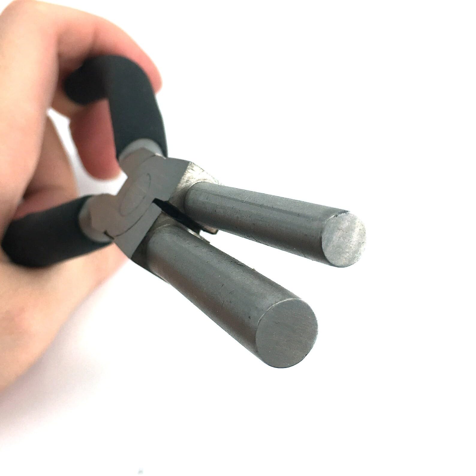 Close-up of the 6mm and 8.5mm forming jaws of the round bail making pliers