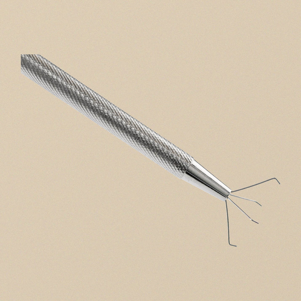 Close-up of the open 4-prong claw