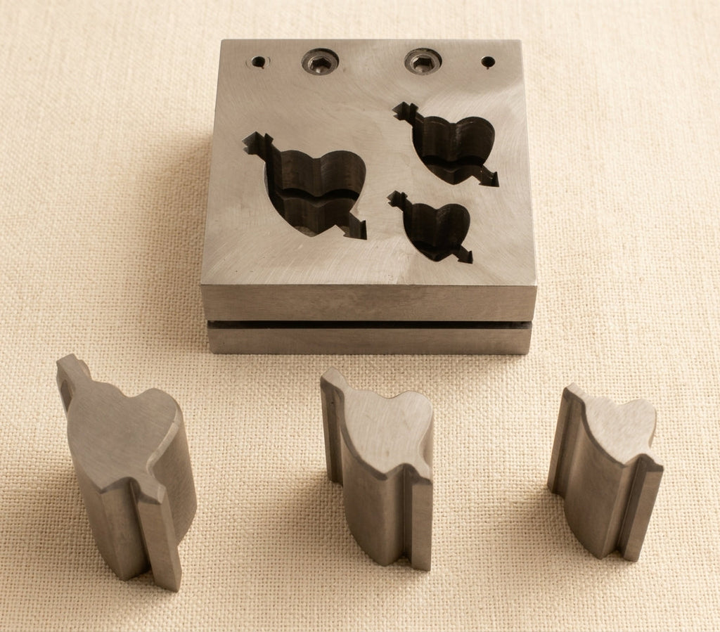 Steel punch set for creating heart shapes with arrows in metal sheet jewellery, three disc sizes