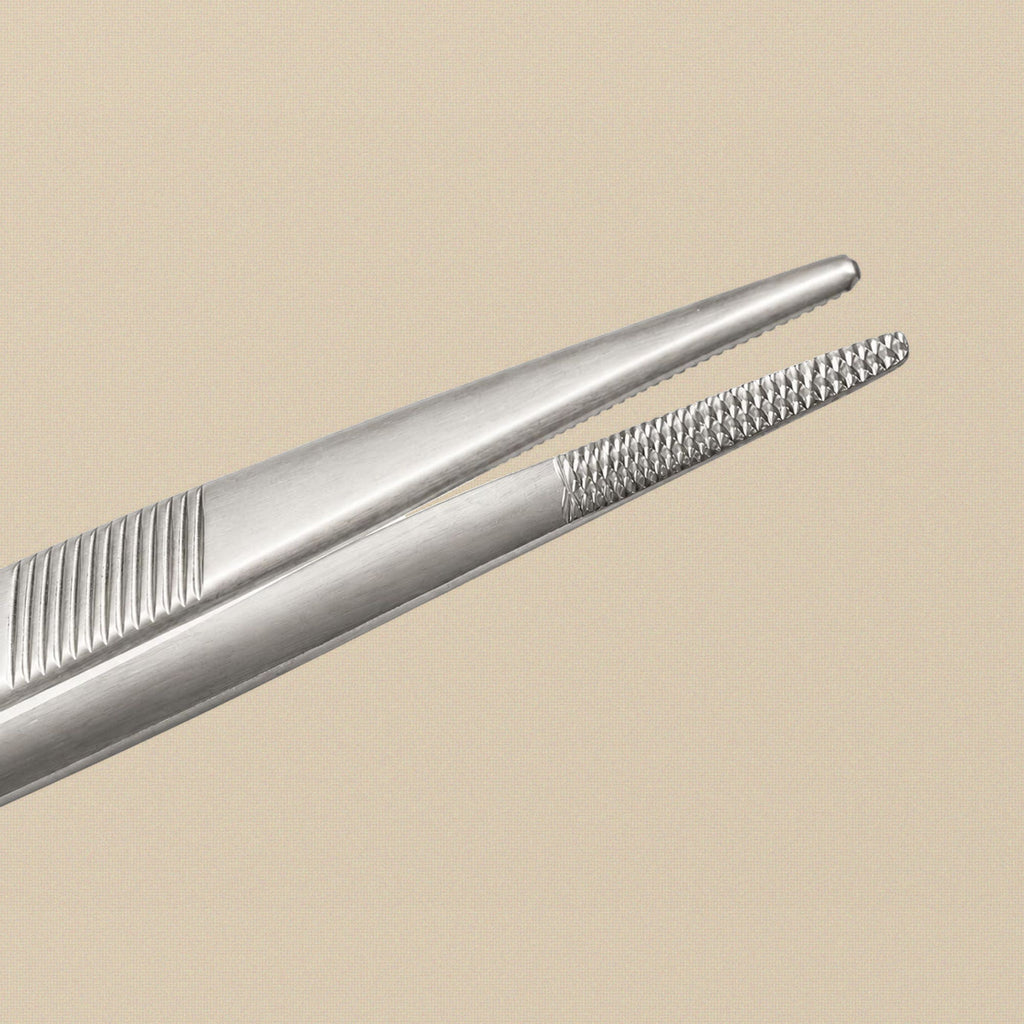 Close-up of the serrated large tips and ribbed grip