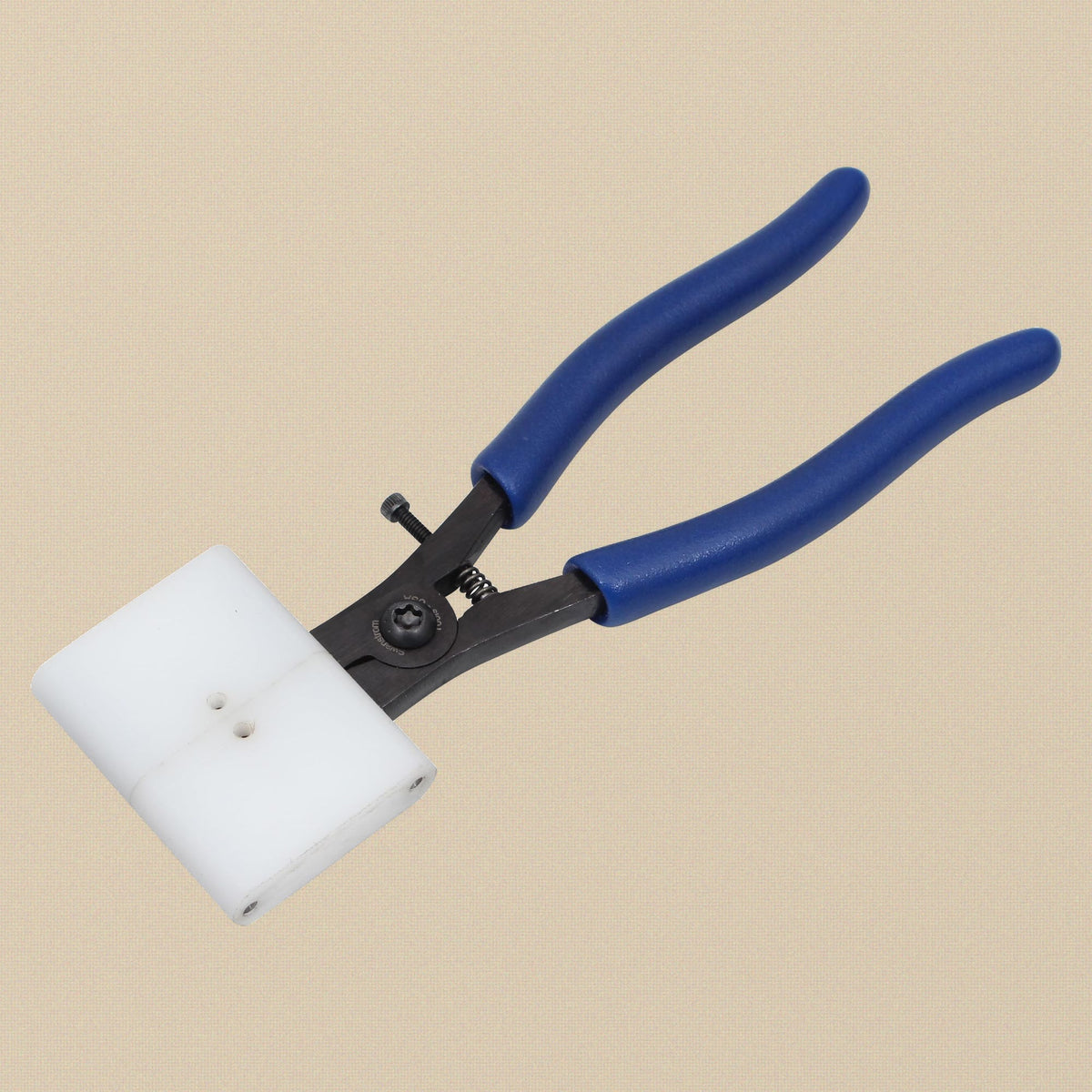 Link forming pliers with the plain nylon jaw plate fitted