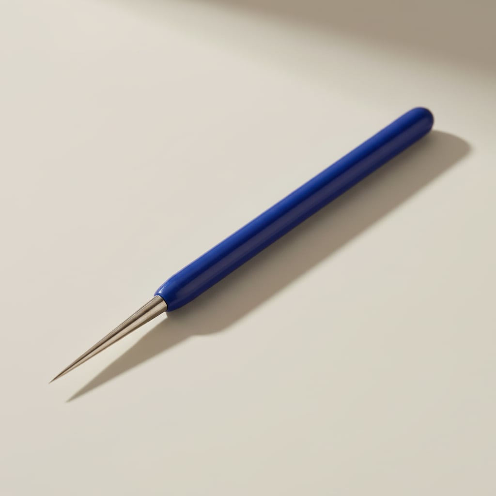 Beading awl with rubber handle for precise knotting of pearls and beads
