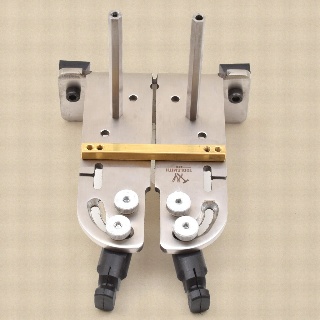 Sawing plate from above with the fence and the peg clamp screws