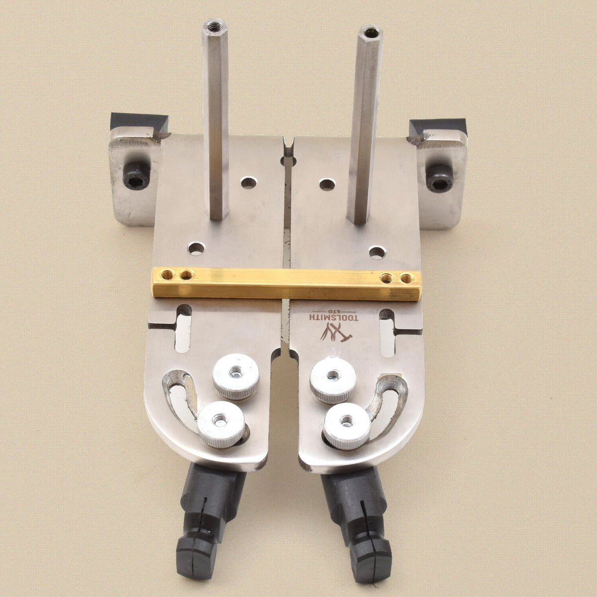 Sawing plate from above with the fence and the peg clamp screws