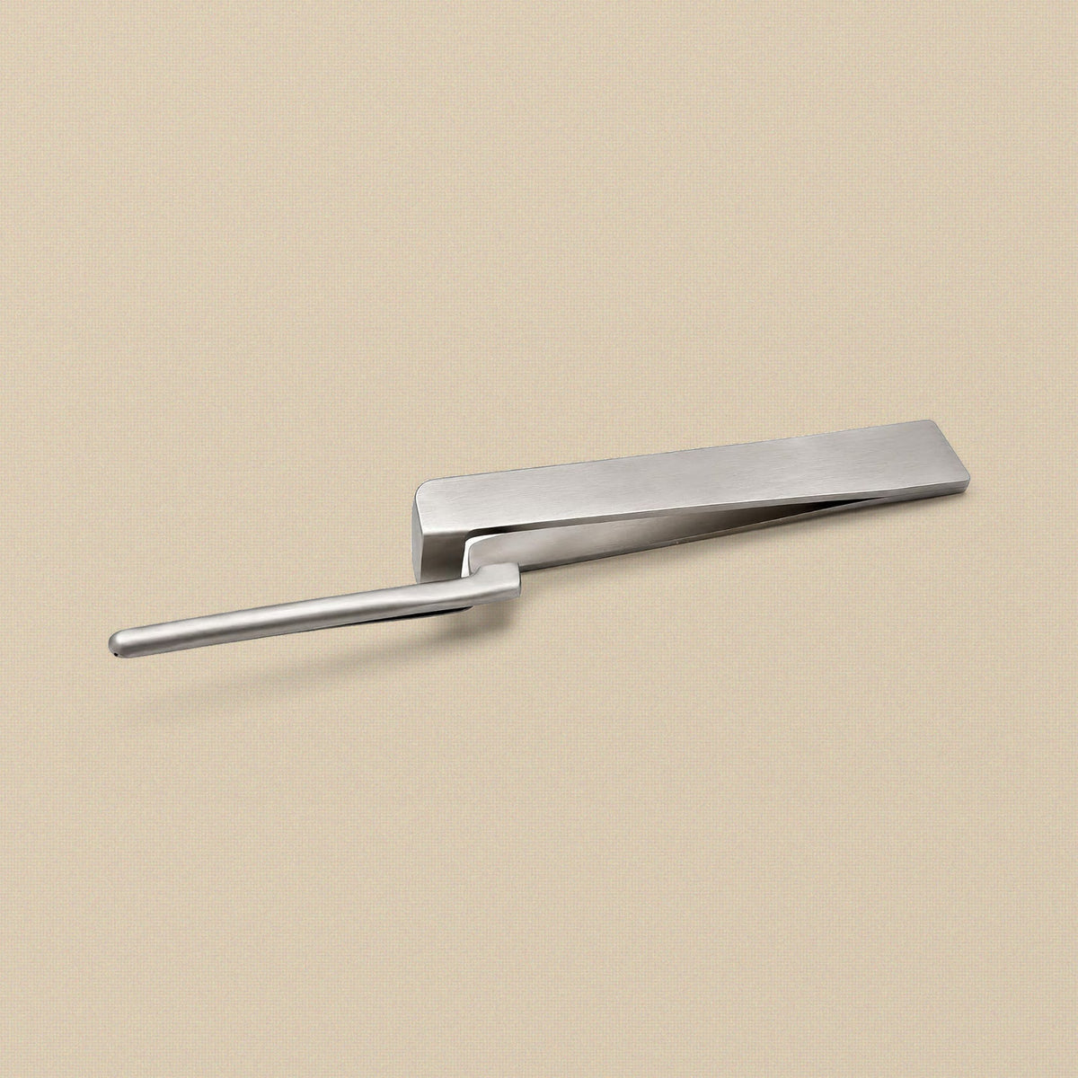 Stand-up cross lock tweezers with raised serrated tips, 6.5 inch