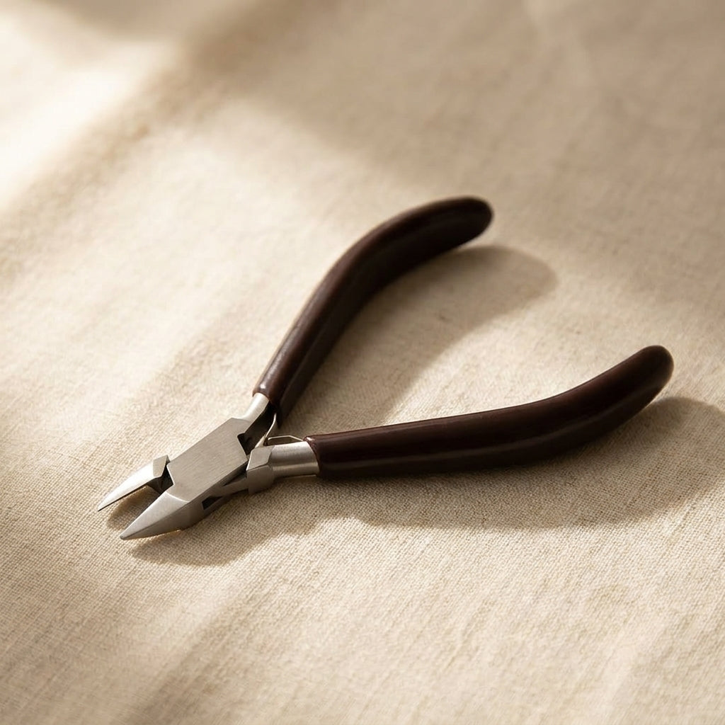 Close-up of the ergonomic PVC grips and stainless steel jaws on the semi-flush cutters.