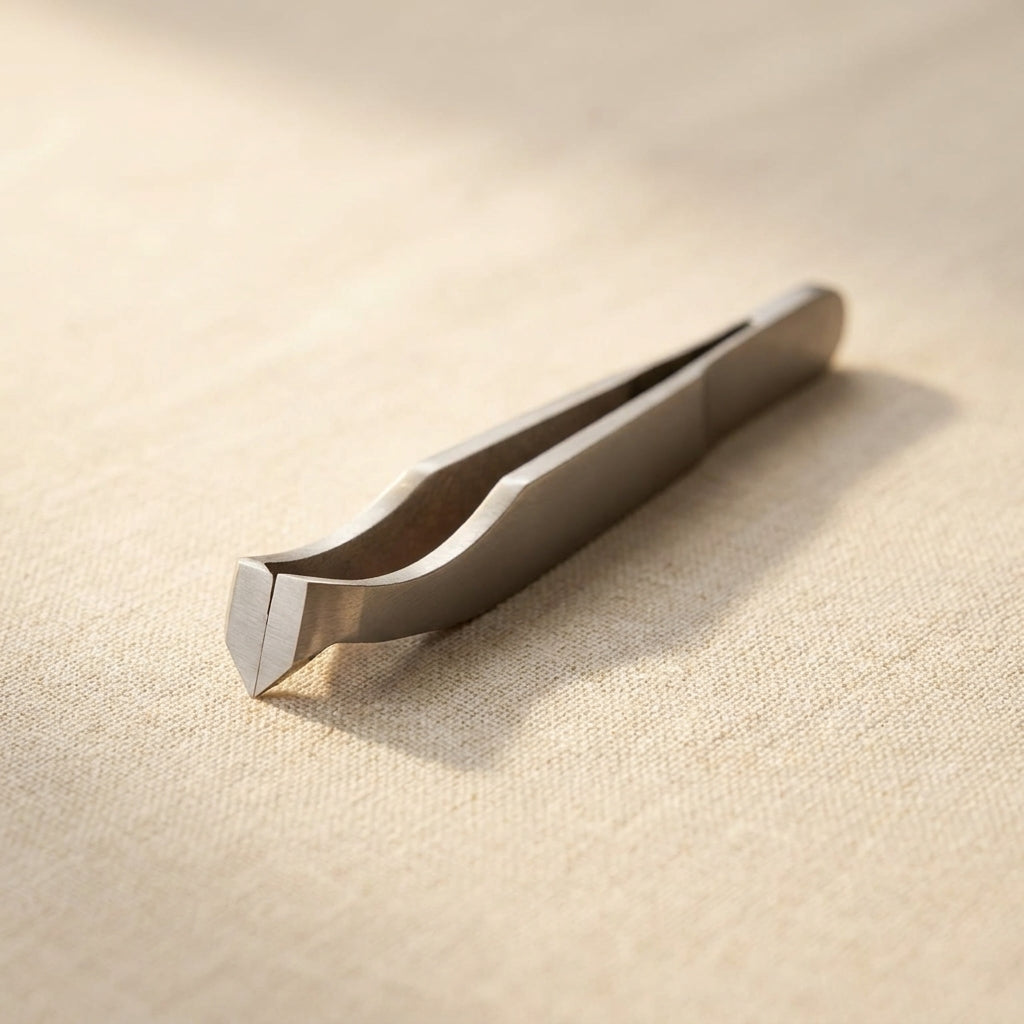 Close-up of the nipper-style tips of the 4.5-inch stainless steel tweezers.
