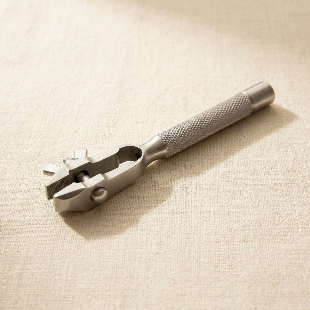Steel hand vise clamp with narrow parallel jaws for jewellery making and crafts