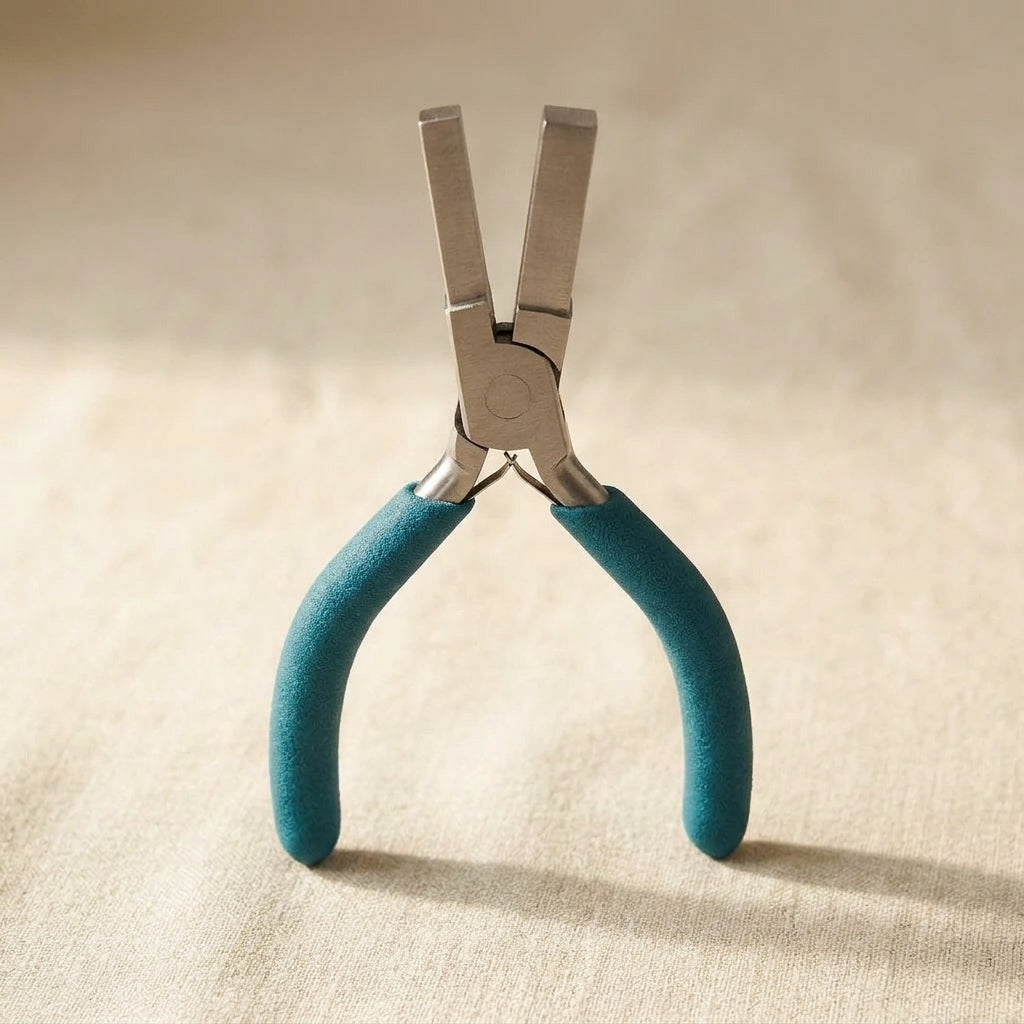 Medium square pliers for jewellery making, with 6mm and 8mm forming jaws, made of stainless steel.