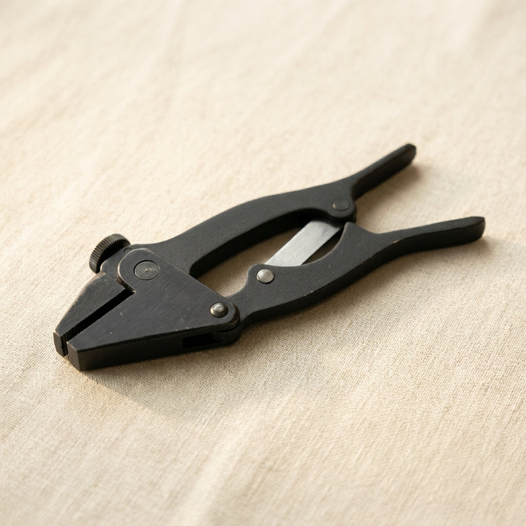 Parallel action locking pliers, 15cm flat serrated jaws, hand vise for silversmiths and crafts
