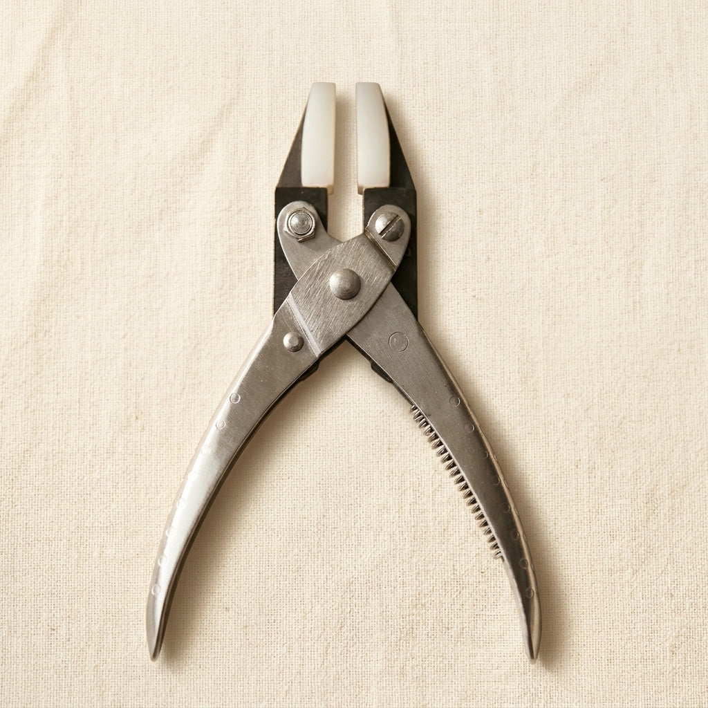 Flat nose pliers, 140mm, with parallel action nylon jaws for jewellery making